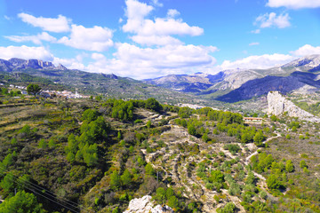 Fototapeta na wymiar montañas y vistas desde el pueblo del castell de guadalest en alicante valencia