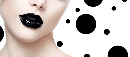 Crédence de cuisine en verre imprimé Lèvres fantaisie Visage de fille de mannequin de beauté avec le maquillage noir