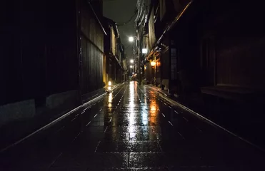 Gordijnen Kyoto-straat tijdens een regenachtige nacht (district Gion). © PerseoMedia