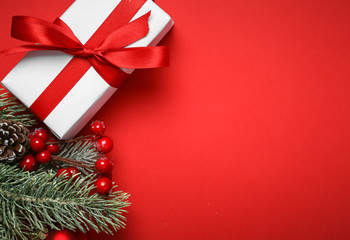 Weihnachten / Geschenk auf rotem Hintergrund