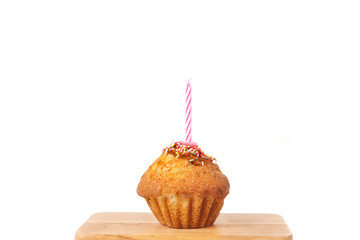 Magdalena con vela de cumpleaños. Fondo blanco aislado. Vista de frente. Copy space