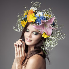 Naklejka premium Beautiful Woman With Flower Wreath On Her Head.