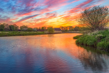 HDR Sonnenuntergang 1 /Sonnenuntergang &uuml;ber der Jeetzel bei Dannenberg (Wendland, Niedersachsen). Aufgenommen am 22. April 2016.