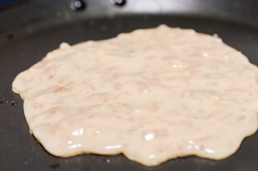 Cooking some american apple pancakes