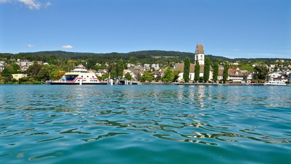 Fährschiff von Horgen zur Stadt Meilen am Zürichsee mit Kirche und Weinreben