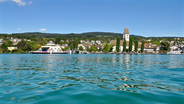 F&auml;hrschiff von Horgen zur Stadt Meilen am Z&uuml;richsee mit Kirche und Weinreben