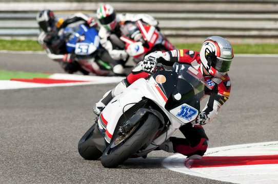 moto da strada veloci in pista