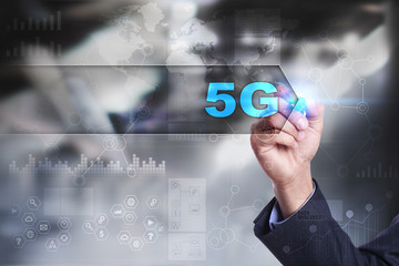 Obraz premium Business is drawing on virtual screen. 5g concept.