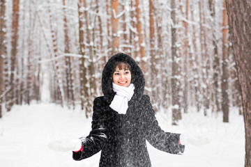 Fototapeta na wymiar Girl playing with snow in park