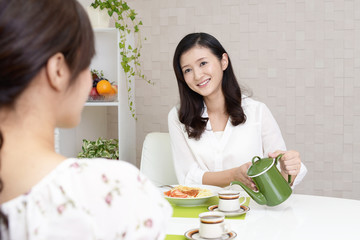 食事を楽しむ女性