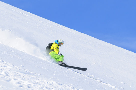 rasant unterwegs im Gelände auf Telemark-Skiern