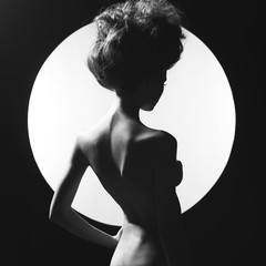 Femme élégante nue sur fond géométrique