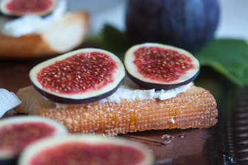 Bruschetta with goat cheese and figs