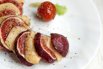 Salad with figs, cheese, cherry tomato and honey