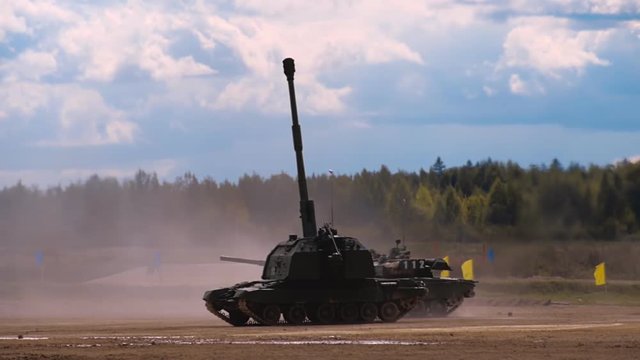 2S35 "Coalition-SV" - Russian 152mm self-propelled howitzer, surrounded tanks "T-90". Includes audio. Contains audio