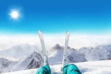 Crédence de cuisine en verre imprimé Sports dhiver Détail des jambes du skieur alpin, regardant le panorama de la vallée