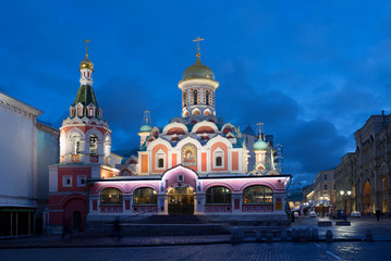 Казанский собор на Красной площади в Москве вечером