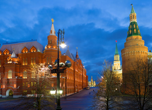 Исторический музей  и башни Кремля на Красной площади Москвы.