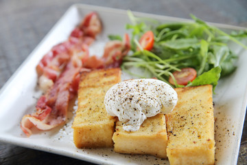 Fototapeta na wymiar egg benedict with bacon on wood background , breakfast