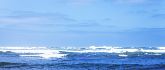 Naklejka na ściany i meble Waves on Atlantic ocean