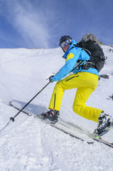 komplexer Bewegungsablauf beim R&uuml;ckw&auml;rtsfahren im Telemark-Stil auf der Piste