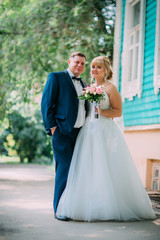 Naklejka premium bride and groom on the background of the city