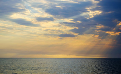 Obraz premium Seascape, sea horizon and sun beams