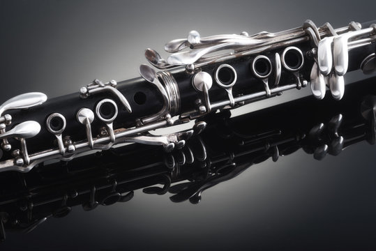 Corpo di un clarinetto si bemolle isolato su sfondo scuro