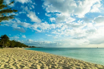Stickers pour porte Plage de Seven Mile, Grand Cayman coucher de soleil sur la mer des Caraïbes avec un ciel orageux