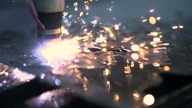 laser cutter cuts metal parts