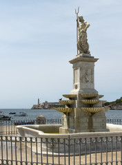 Fototapeta na wymiar Kuba, Havanna; Statue an der Hafeneinfahrt. Im Hintergrund 
