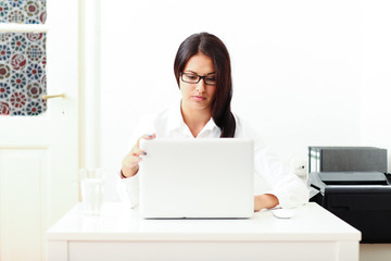 junge Frau am Notebook