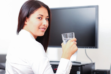 Frau mit Glas Wasser