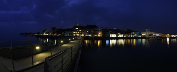 Fototapeta na wymiar Friedrichshafen bei Nacht 