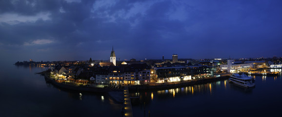 Fototapeta na wymiar Friedrichshafen bei Nacht Panorama