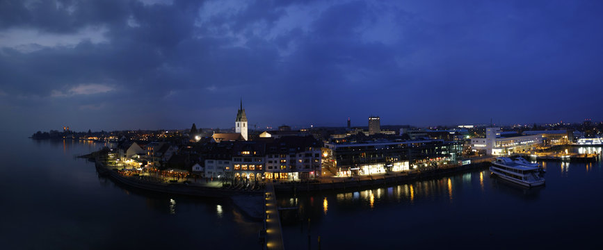 Friedrichshafen bei Nacht Panorama