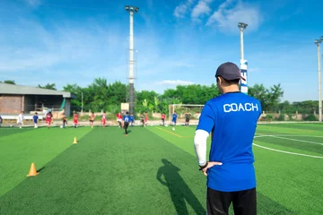 Deurstickers Voetbal wazig beeld van coach coacht Kinderen trainen in voetbal T