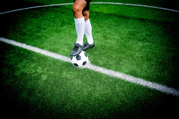 Obraz premium Soccer player ready to play at kick off point in soccer field.