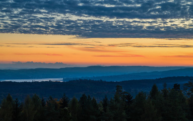 Schöner Spätsommerabend am Bodensee mit traumhaften See und Alpenblick zum Sonnenuntergang