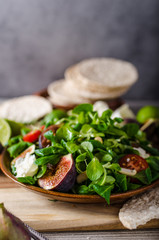Figs lettuce salad