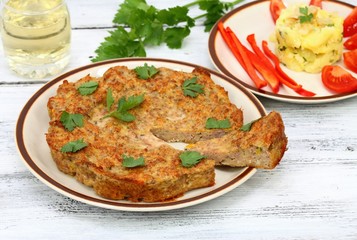 Meat cake from mincemeat, eggs, breadcrumbs & spices