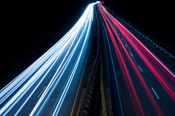 Fototapeta na wymiar Autoverkehr bei Nacht - Autolichter, Lichteffekte
