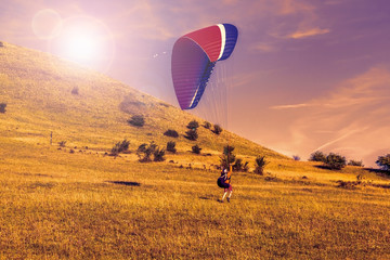 Paraglider over de groene vallei, avondrood
