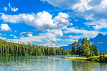 Obraz premium Majestic mountain lake in Canada.