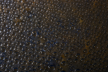 Абстрактный фон из капель воды на стеклянной поверхности

