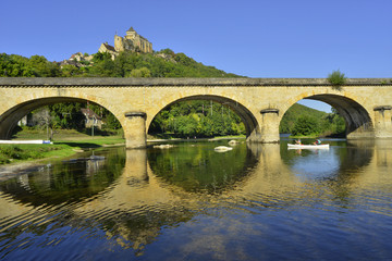 Fototapeta na wymiar Sur la Dordogne au pont de Castelnaud la Chapelle (24250), département de la Dordogne, en région Nouvelle-Aquitaine, France