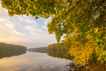 Jesienny wieczór nad jeziorem