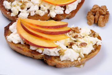 Sandwich with ricotta and peach