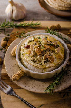 Baked Camembert with nuts