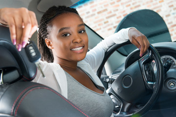 Jugendliche mit Schlüssel hinterm Steuer